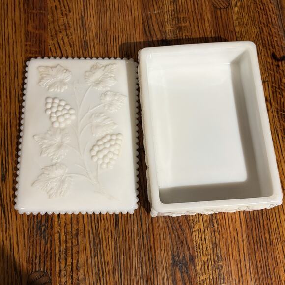 Vintage Westmoreland Milk Glass Cigarette Holder And Ashtrays Grapevine Pattern - Picture 13 of 16
